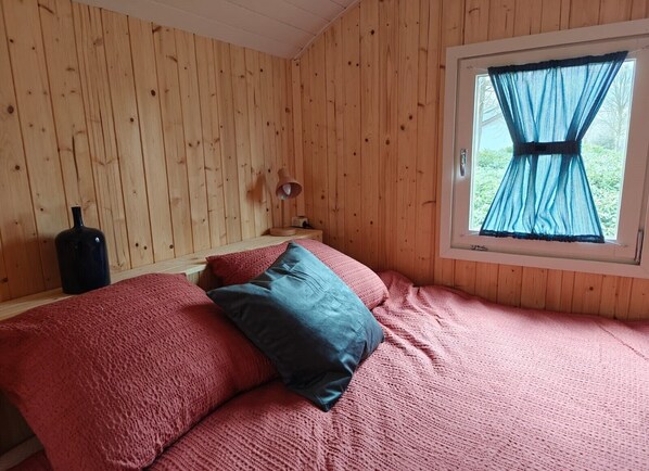 1 bedroom, bed sheets, wheelchair access - Gipsy wagon 2pers at camping Lindershoeve Bergeijk where tranquility and nature come together (Bergeijk)