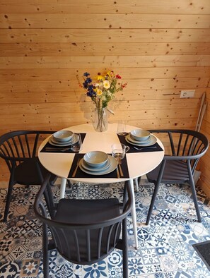 Dining - Gipsy wagon 2pers at camping Lindershoeve Bergeijk where tranquility and nature come together (Bergeijk)