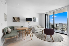 Luksusstudio, balkong, byutsikt | Oppholdsområde | En 45-tommers plasma-TV med kabel-kanaler