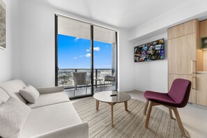 Luksusstudio, balkong, byutsikt | Eget kjøkken | Kaffetrakter/tekoker og spisebord