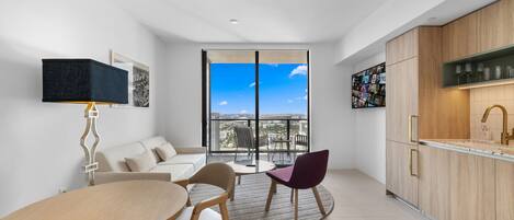 Luxury-Studio, Balkon, Stadtblick | Essbereich im Zimmer