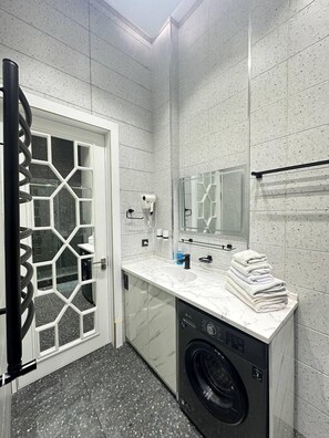 Appart'hôtel Familial, balcon, vue ville | Salle de bain