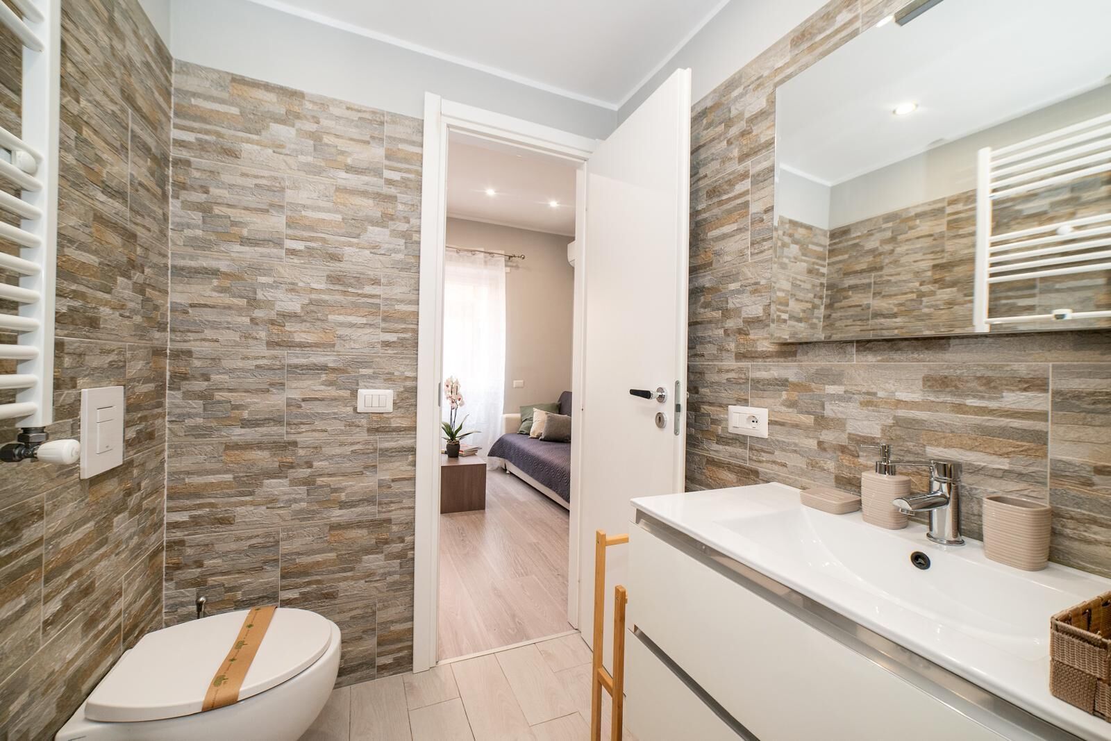 Douche, séchoir à cheveux, bidet, serviettes fournies