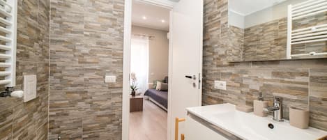 Douche, séchoir à cheveux, bidet, serviettes fournies