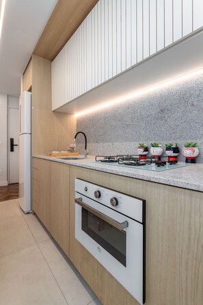 Refrigerador, microondas, horno y parrilla de estufa