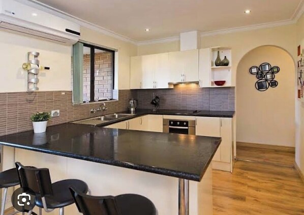 Private kitchen - Scarborough beach getaway (Scarborough)