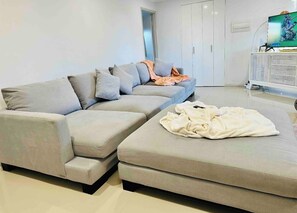 Living area - Scarborough beach getaway (Scarborough)