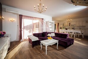 Smart-TV, Kamin, Bücher