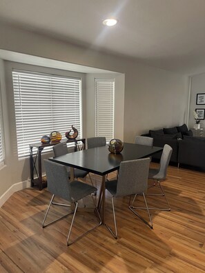 Dining - Charming 3-bedroom house in Surprise with AC and WiFi (Surprise)