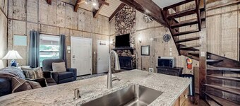 Cozy 2-bedroom condo 2/2 just blocks from base-with W/D and wifi