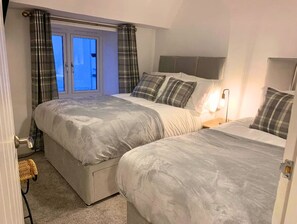 3 habitaciones, tabla de planchar con plancha, wifi y ropa de cama 