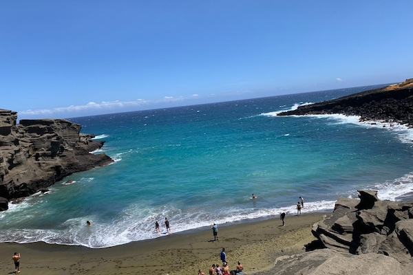 Una playa cerca, sillas reclinables de playa, toallas de playa