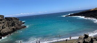 Charming Condo Hotel in lovely Beach front Kailua-Kona with AC, WiFi