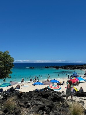 Plage à proximité, chaises longues, serviettes de plage