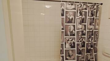 Haartrockner, Handtücher, Seife, Toilettenpapier