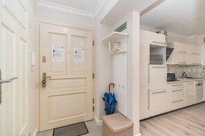 Kjøleskap, mikrobølgeovn, kokeplater og kaffetrakter/tekoker