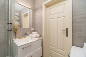 Hårføner og håndklær