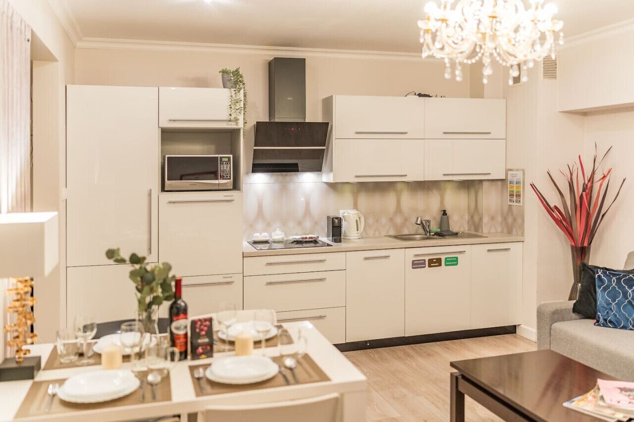 Frigorífico, microondas, placa de cocina y cafetera o tetera