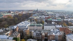 A cityscape with historic buildings, a prominent church, and a river. - Piasek Apt - Top Location, Patio, Tram&Bus nearby - by Rentujemy (Kraków)