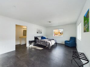 2 bedrooms, WiFi, bed sheets - Silverstrike Condos Spacious with Covered Porch and Central Walkable Location. (Kellogg)