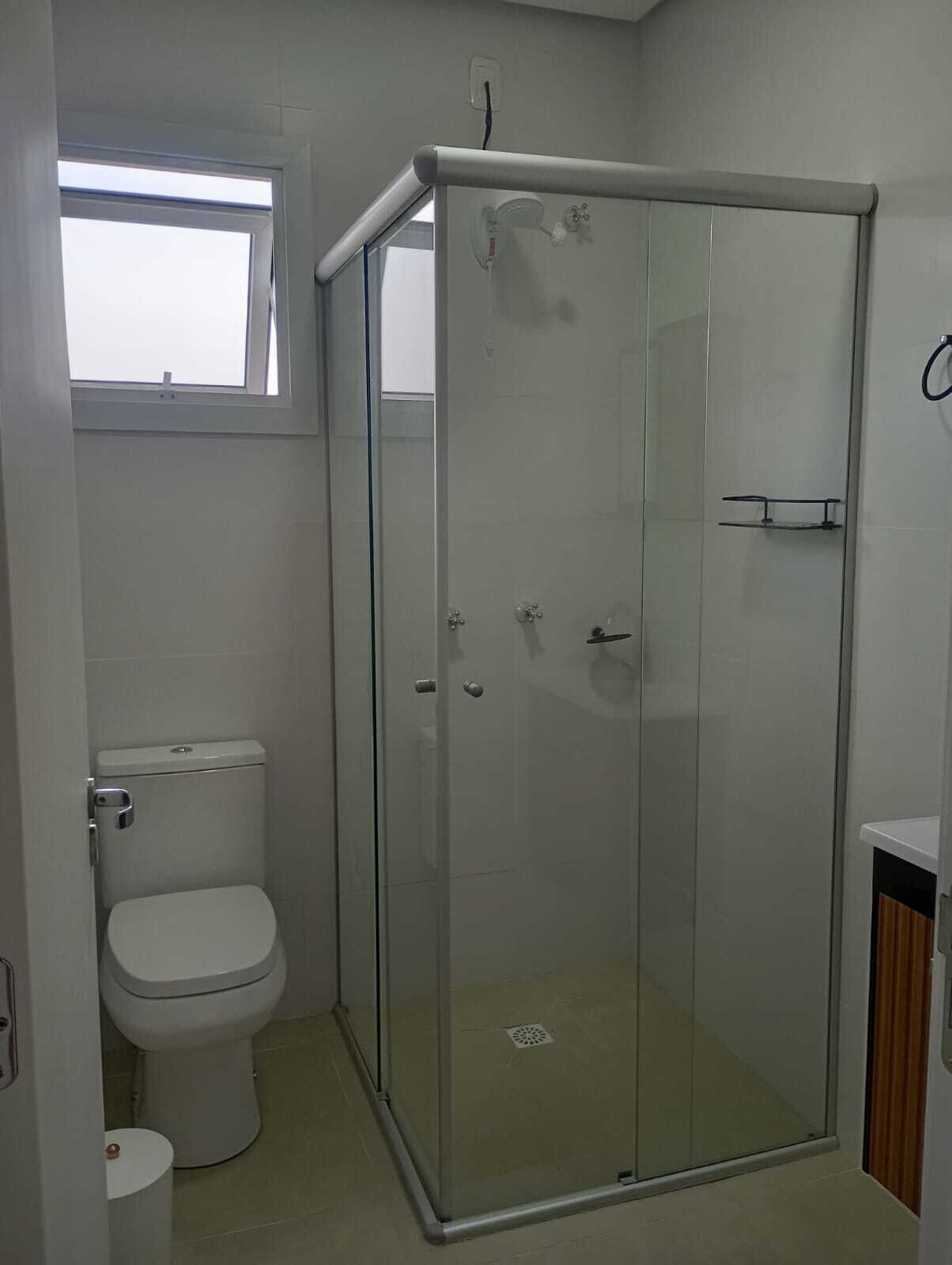 Een douche, handdoeken, toiletpapier