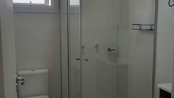 Een douche, handdoeken, toiletpapier