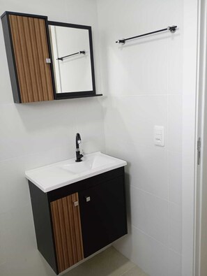 Shower, towels, toilet paper - Araçá Residential (Vila Moura Gramado)