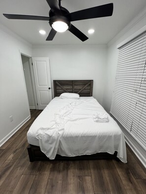 3 quartos, ferros/tábuas de passar roupa, Wi-Fi, roupa de cama