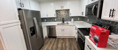 Mikrobølgeovn, ovn, kogeplade, opvaskemaskine