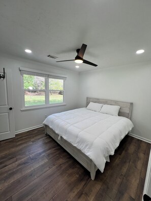 3 chambres, fer et planche à repasser, Wi-Fi, draps fournis