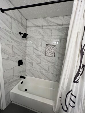 Chuveiro, secador de cabelo, toalhas de banho, sabonete