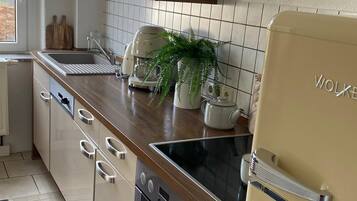 Ofen, Herdplatte, Geschirrspüler, Wasserkocher mit Kaffee-/Teezubehör