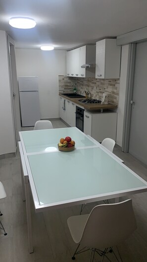 Fridge, oven, stovetop, coffee/tea maker