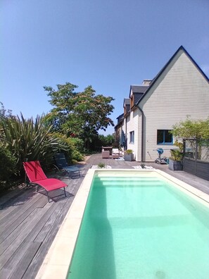 حمّام سباحة خارجي، حمّام سباحة مُدفَّأ