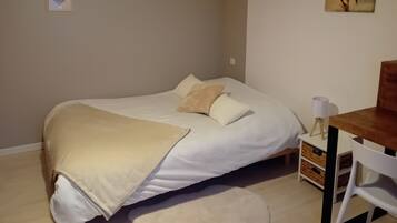 4 habitaciones, tabla de planchar con plancha, wifi y ropa de cama