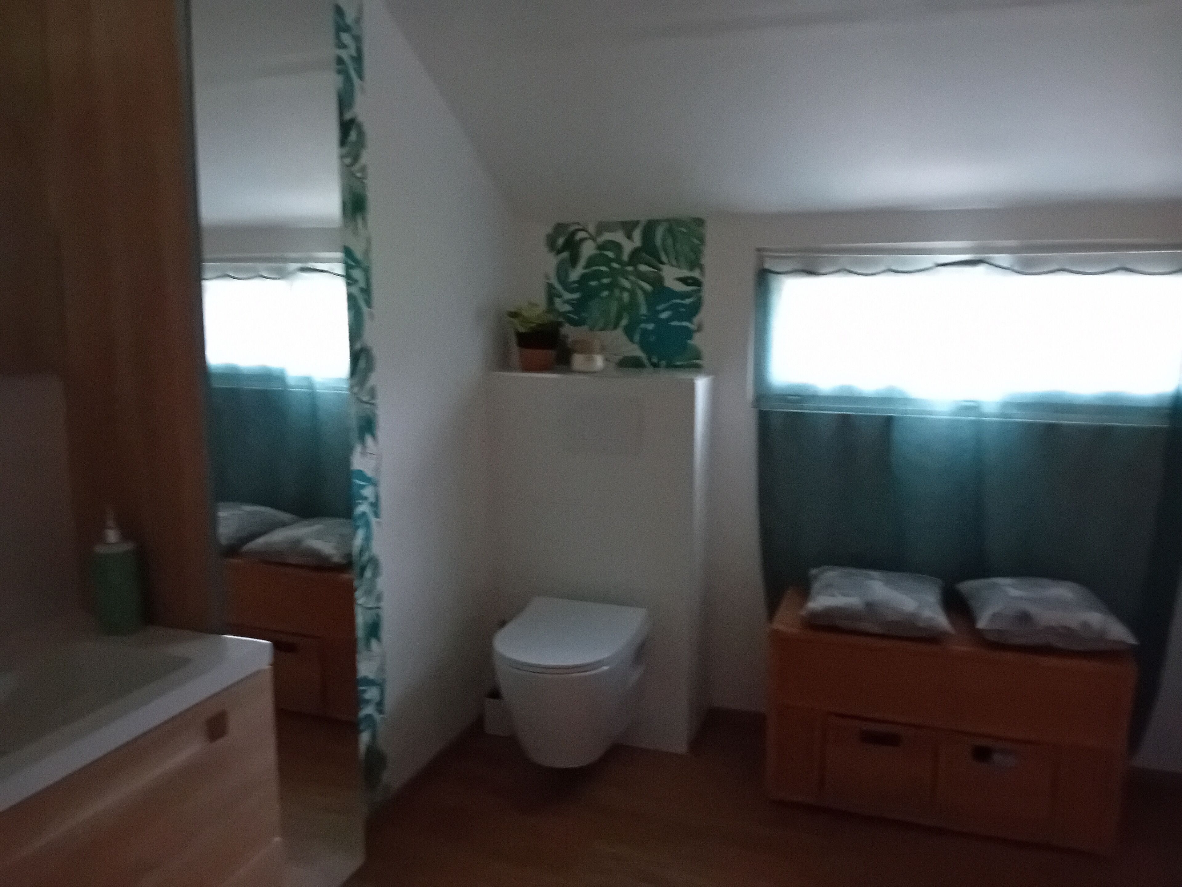 Une petite salle de bain comprenant des toilettes, un lavabo et un espace douche.