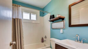 Un baño con bañera, inodoro y lavabo.