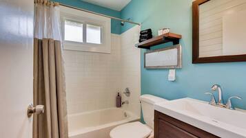 Asciugacapelli, asciugamani, sapone, shampoo