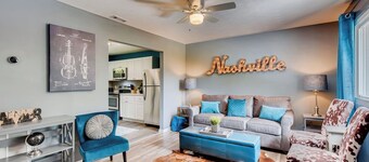 Cozy Home away from Home with FREE Parking. Only 4 miles from Broadway/Downtown!