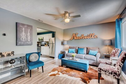 Cozy Home away from Home with FREE Parking. Only 4 miles from Broadway/Downtown!