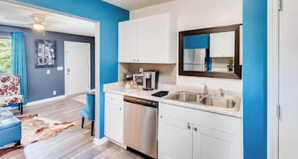 Cozy Home away from Home with FREE Parking. Only 4 miles from Broadway/Downtown!