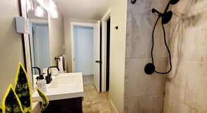 Douche, serviettes fournies, savon, shampoing