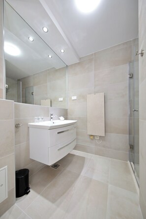 Superior Room, City View | Bathroom | Shower, hair dryer, towels, toilet paper - Zadar Luxury Rooms (Zadar)