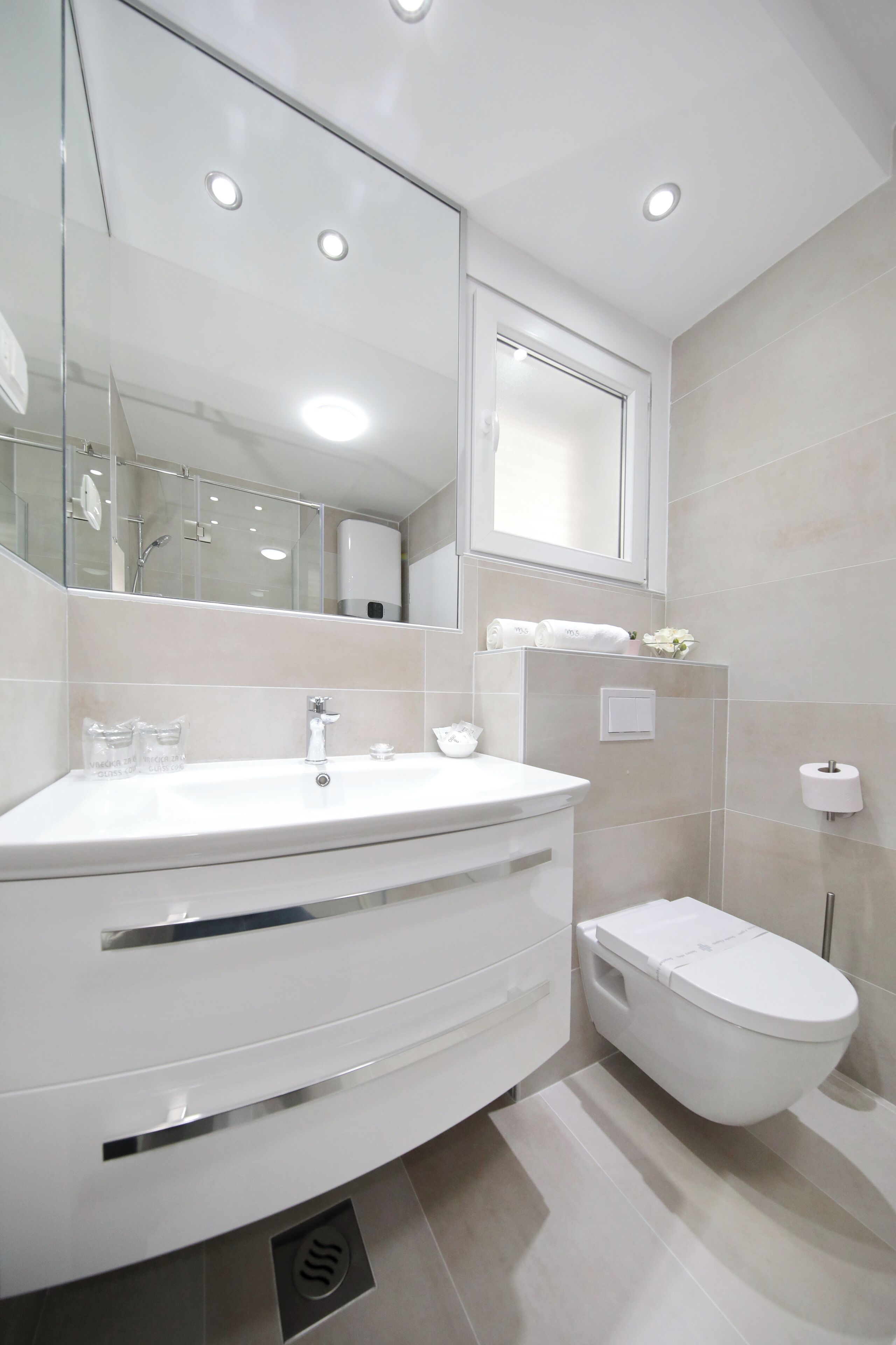 Superior Room, City View | Bathroom | Shower, hair dryer, towels, toilet paper