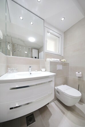 Superior Room, City View | Bathroom - Zadar Luxury Rooms (Zadar)