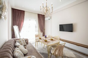 Condo familiar, vista a la ciudad | Área de sala de estar | Televisión LCD de 42 pulgadas con canales por cable 