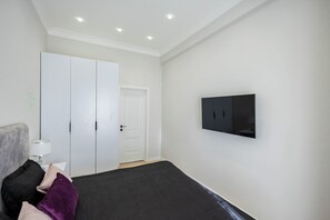 1 habitación, cortinas blackout y tabla de planchar con plancha