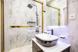 Condo familiar, vista a la ciudad | Baño | Amenidades de baño gratuitas y pantuflas 