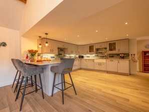Kühlschrank, Mikrowelle, Ofen, Geschirrspüler