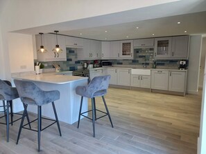 Kühlschrank, Mikrowelle, Ofen, Geschirrspüler